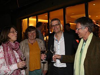 Annette Prechtel, Edith Fießer, Uwe Kirschstein und Emmerich Huber bei der Wahlparty.  Fotos: Barbara Herbst
