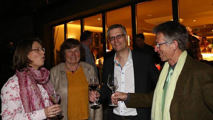 Annette Prechtel, Edith Fießer, Uwe Kirschstein und Emmerich Huber bei der Wahlparty.  Fotos: Barbara Herbst