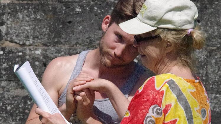 Daniela Ilian übt eine Szene mit Sebastian Smulders. Foto: Marco Meißner
