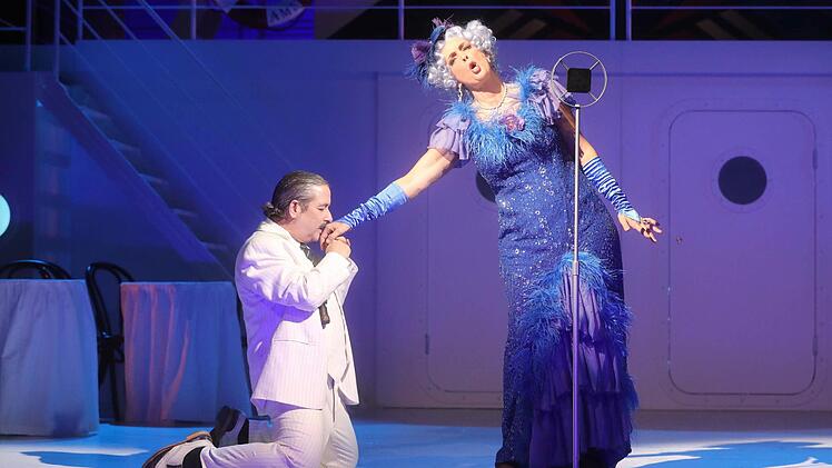 Schwungvolle Premiere: Reichlich Beifall gab es für die Neuinszenierung von "Anything Goes" am Landestheater Coburg. Foto: Henning Rosenbusch