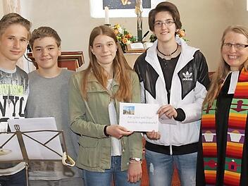 Einige der zehn Konfirmanden der Kirchengemeinde Scherneck überreichen 415 Euro an Laura Brunner für ein Kinderheim in Ghana (von links): Patrick Müller, Konrad Ritz, Marie Lorenz, Laura Brunner und Pfarrerin Beate Stark Foto: Michael Stelzner