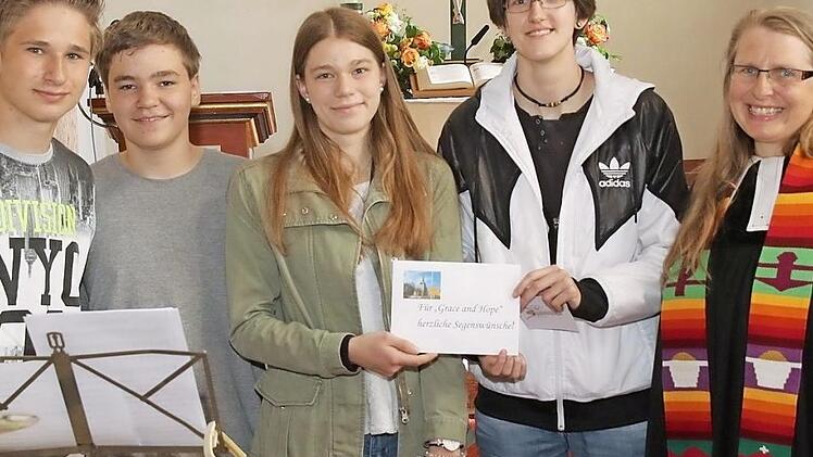 Einige der zehn Konfirmanden der Kirchengemeinde Scherneck überreichen 415 Euro an Laura Brunner für ein Kinderheim in Ghana (von links): Patrick Müller, Konrad Ritz, Marie Lorenz, Laura Brunner und Pfarrerin Beate Stark Foto: Michael Stelzner