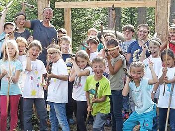 Nach akribischer Bastelarbeit an Pfeil und Bogen und anderen Jagdwaffen sind die "Indianer" bereit zum Aufbruch in den Wald. Allerdings brauchte man hier keine Waffen zur Nahrungssuche, denn es gab genug Beeren, Pilze und andere Pflanzen für leckere Speisen. Foto: Karl-Heinz Hofmann
