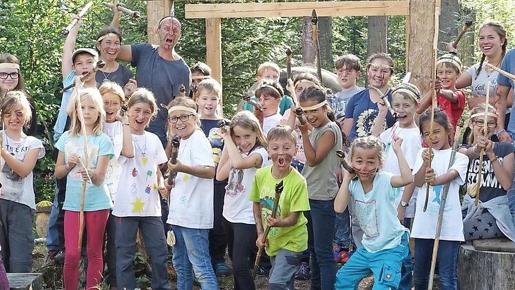 Nach akribischer Bastelarbeit an Pfeil und Bogen und anderen Jagdwaffen sind die "Indianer" bereit zum Aufbruch in den Wald. Allerdings brauchte man hier keine Waffen zur Nahrungssuche, denn es gab genug Beeren, Pilze und andere Pflanzen für leckere Speisen. Foto: Karl-Heinz Hofmann