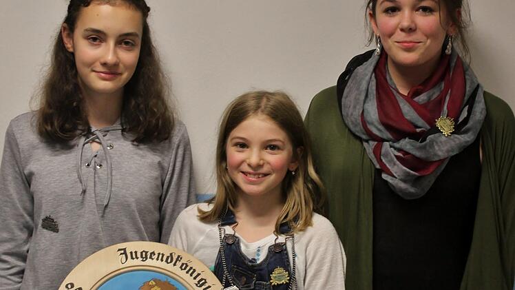Jugendkönigin Anika Wikstrom flankiert von Schwester Lisa (rechts) und Julia Kallenbach . Foto: Werner Vogel