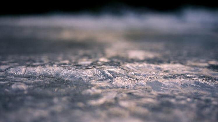 Tragischer Unfall in Baden-Württemberg: Eine Frau stürzt in einen Bach und ertrinkt. Ein Jogger findet die leblose Frau am nächsten Morgen.  Symbolbild: pixabay.com/alessiopinone