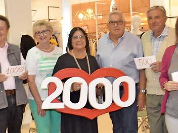 Die Spendenübergabe von Alois Engelhardt an v.l. Heinz Hausmann, Gerhard Burkert Mazur, Herta Burkert Mazur (alle von "1000 Herzen"), Renate Engelhardt, Alois Engelhardt, Armin Herbst (Kirche Ziegelerden), Kerstin Reuther und Anna Reuther (Jugend Steinberg) Foto: K.-H. Hofmann