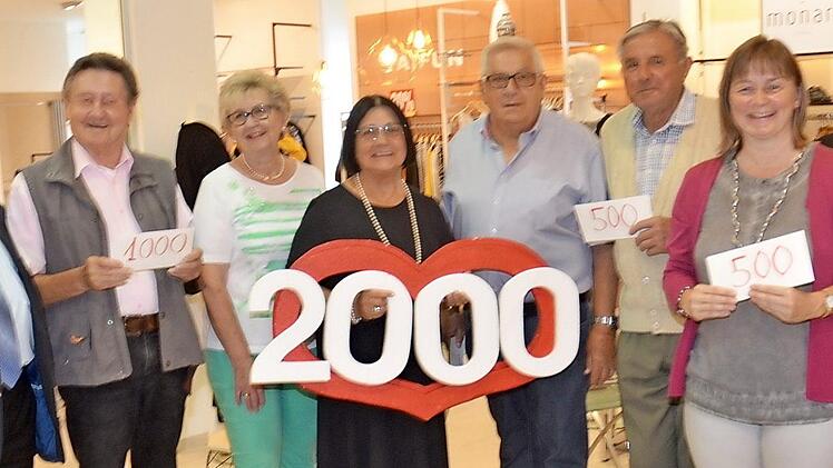 Die Spendenübergabe von Alois Engelhardt an v.l. Heinz Hausmann, Gerhard Burkert Mazur, Herta Burkert Mazur (alle von "1000 Herzen"), Renate Engelhardt, Alois Engelhardt, Armin Herbst (Kirche Ziegelerden), Kerstin Reuther und Anna Reuther (Jugend Steinberg) Foto: K.-H. Hofmann