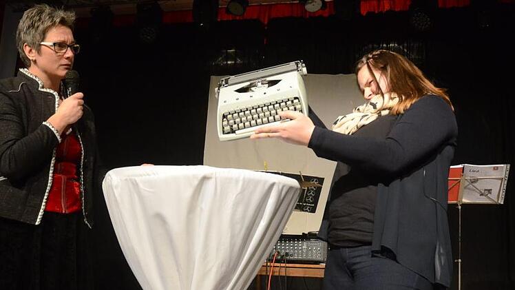 Dass eine 30- jährige Schreibmaschine  für die junge Generation schon ein antiquierter Fremdkörper ist, zeigten in einem Sketch Marina Herr (links) und Christin Zehnter.K.-H. Hofmann