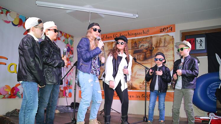 Kelly Family und kleine Rapper.  Foto: Annette Warmuth