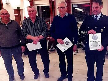 Der Josefstag ist seit jeher auch ein Ehrentag für verdiente Mitglieder der Freiwilligen Feuerwehr in Riedenberg (von links):   Ernst Schneider (50 Jahre Mitgliedschaft), Ernst Wolf und Norbert Hildmann (60 Jahre) und Kommandant Markus Hildmann ( 25 Jahre). Foto: Evelyn Schneider