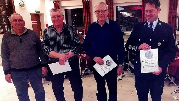 Der Josefstag ist seit jeher auch ein Ehrentag für verdiente Mitglieder der Freiwilligen Feuerwehr in Riedenberg (von links):   Ernst Schneider (50 Jahre Mitgliedschaft), Ernst Wolf und Norbert Hildmann (60 Jahre) und Kommandant Markus Hildmann ( 25 Jahre). Foto: Evelyn Schneider