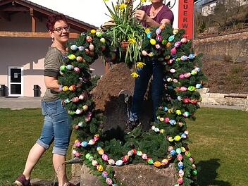 Die Gartenfreunde f&uuml;r Dorfkultur Windheim haben den Dorfbrunnen mit 1000 Ostereiern geschm&uuml;ckt. Martina Schottorf