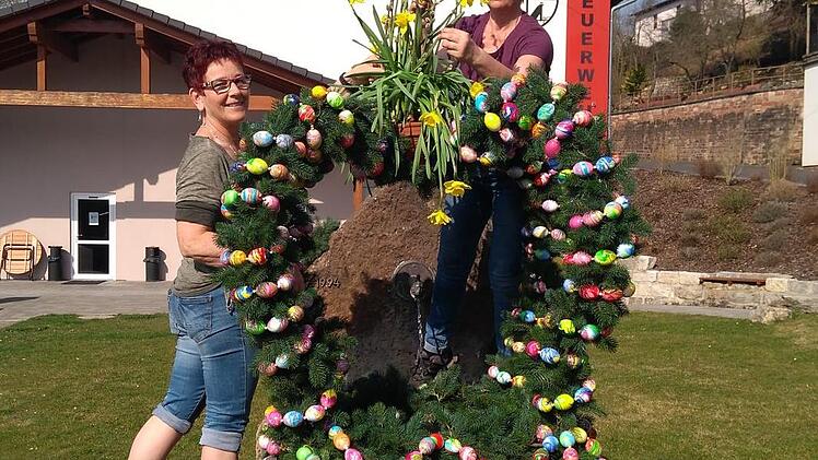 Die Gartenfreunde f&uuml;r Dorfkultur Windheim haben den Dorfbrunnen mit 1000 Ostereiern geschm&uuml;ckt. Martina Schottorf