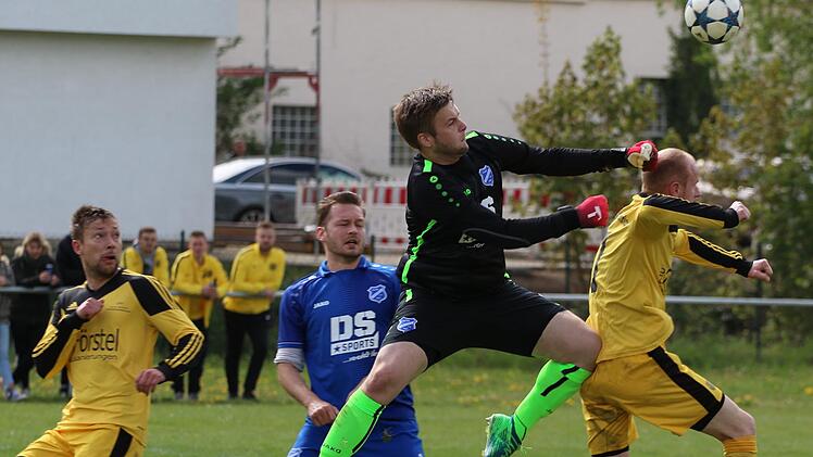 Hausens Torwart Philipp Klemm rettet im Sprung vor Effeltrichs Thomas Stein. Im Hintergrund Stefan Wiechers (li.), der für Hausen wieder auf dem Feld steht. Foto: Uwe Kellner