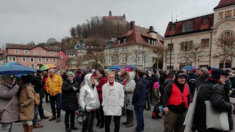 Auf dem Eku-Platz demonstrierten zahlreiche Menschen gegen die AfD-Veranstaltung. Foto: Katrin Geyer
