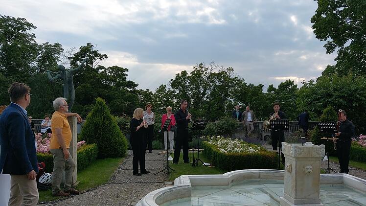 Musikalisch umrahmt wurde der kleine Festakt im Rosengarten von Schloss Callenberg von einem Bläserensemble des Landestheaters. Foto: Simone Bastian