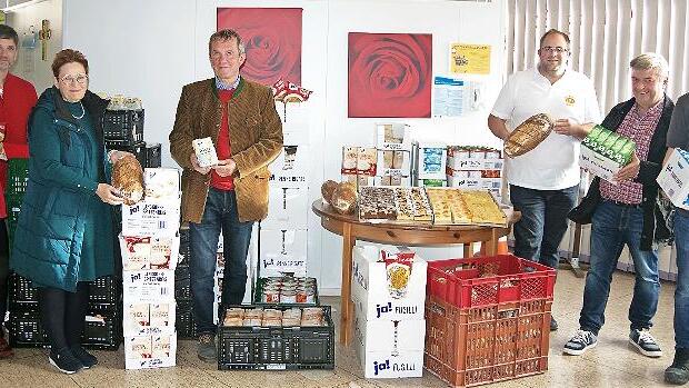 Der Lions Club Kronach unterstützt das „Lädla“ mit einer großzügigen Lebensmittel-Spende im Wert von 2000 Euro. Das Bild zeigt (von links) Silvia Tübel, Clemens Weißerth, Cornelia Thron, Fritz Maier, Peter Müller, Stefan Pfadenhauer sowie Oliver B...