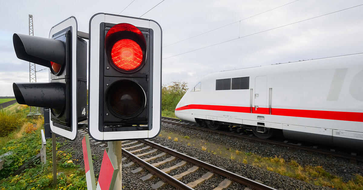 Schnaittach: Fahrradfahrer übersieht Zug und wird angefahren