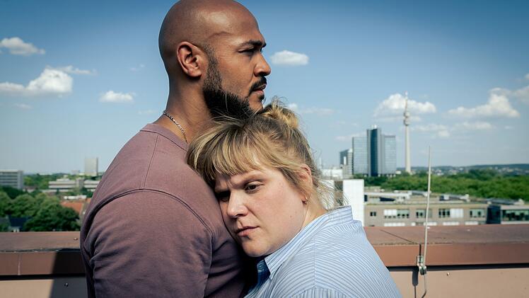 Rosa Herzog (Stefanie Reinsperger) und Otto P&ouml;sken (Malick Bauer) sind sich n&auml;hergekommen. Doch ihre Beziehung bleibt kompliziert.