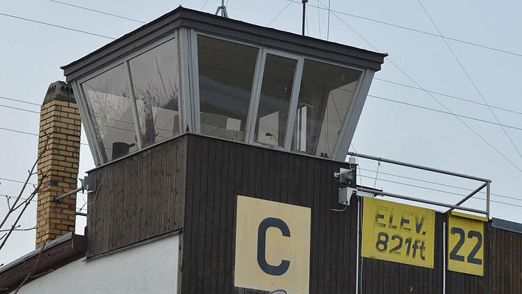 2,5 Millionen Euro soll die Erneuerung der Flugplatz-Infrastruktur kosten, darunter auch der Neubau des sichtlich in die Jahre gekommen Tower-Gebäudes, einer Abfertigungshalle und einer Umzäunung. Gegen alle drei Maßnahmen wenden sich die Grünen.