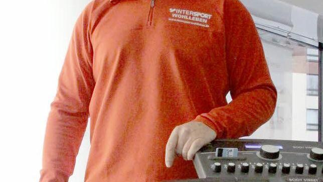 Frank Sperschneider betreibt ein Fitness-Studio, in dem er eine Kombination aus Bewegung und elektrischer Muskelstimulation anbietet.