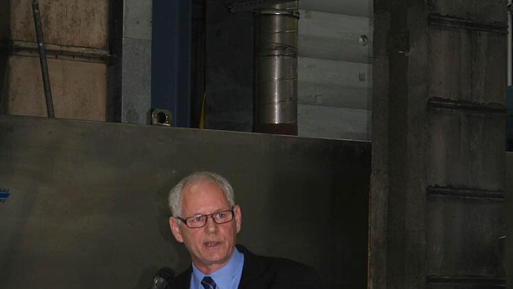 Michael Tissarek von der Firma Disa spricht ein Grußwort.