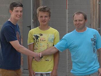 Noah Lagemann (links) verdankt sein Leben Gregor Cimala (rechts), der schnell und beherzt zugriff, als der damals Zehnjährige unter massiven und schweren Eichenholzbalken eingeklemmt war. In der Mitte Cimalas Sohn und Noahs Spielkamerad und Mitretter Dominik. Foto: Roland Pleier