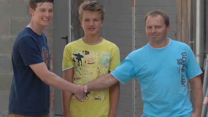 Noah Lagemann (links) verdankt sein Leben Gregor Cimala (rechts), der schnell und beherzt zugriff, als der damals Zehnjährige unter massiven und schweren Eichenholzbalken eingeklemmt war. In der Mitte Cimalas Sohn und Noahs Spielkamerad und Mitretter Dominik. Foto: Roland Pleier