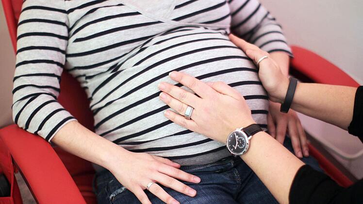 Steigende Haftpflicht-Versicherungsbeiträge machen die berufliche Existenz von Hebammen immer schwieriger. Foto: Frederik von Erichsen/dpa