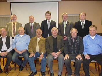 Die Gründungs- und Ehrenmitglieder (von links) Gerhard Antlitz, Günther Loibersbeck, Robert Seufert, Martin Franz, Paul Markart und Weibrecht Wehner (sitzend); dahinter die Gratulanten Waldemar Bug, Rainer Werner, Sandro Kirchner, Edgar Lang und Christian Häfner. Foto: privat