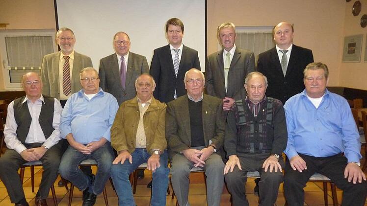 Die Gründungs- und Ehrenmitglieder (von links) Gerhard Antlitz, Günther Loibersbeck, Robert Seufert, Martin Franz, Paul Markart und Weibrecht Wehner (sitzend); dahinter die Gratulanten Waldemar Bug, Rainer Werner, Sandro Kirchner, Edgar Lang und Christian Häfner. Foto: privat
