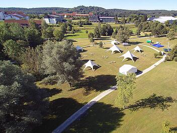 Die Bierbänke fehlen noch, aber sonst ist der Kurpark gerüstet: Auf dem Gelände neben dem Thermalbad beginnen am Freitag die "Genusstage Coburger Land", am Montag dann der "Fränkische Kinosommer".
