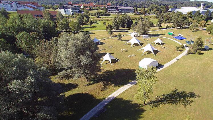 Die Bierbänke fehlen noch, aber sonst ist der Kurpark gerüstet: Auf dem Gelände neben dem Thermalbad beginnen am Freitag die "Genusstage Coburger Land", am Montag dann der "Fränkische Kinosommer".