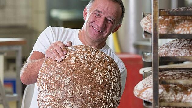 Der Kupferberger B&auml;ckermeister Fritz Dumler dreht am Rad: Mit dieser horrenden Nachforderung der Deutschen Rentenversicherung konnte er nicht rechnen. Foto: privat