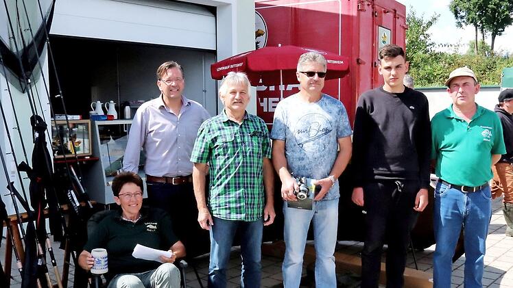 Die stolzen Sieger mit dem Vorstand und dem Bürgermeister, von links Margit Paulus, Karsten Fischkal, Georg Kaiser, Georg Paulus, Kevin Schlabitz und Helmut Schleicher Fotos: Johanna Blum