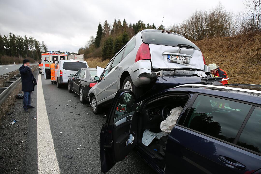 Schwerer Unfall im Landkreis Wunsiedel: Vier Fahrzeuge krachen ineinander