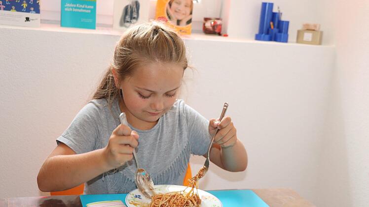 Wie isst man Nudeln richtig? Emely hat gelernt, wie's geht. Foto: Katrin Geyer