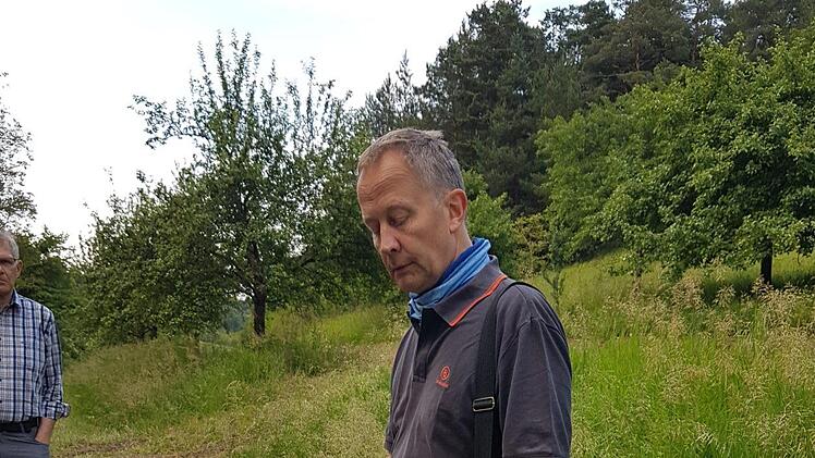 Sebastian Hose erklärt die Heilwirkungen der Pflanze Baldrian, der Baldrian wird auch professionell angebaut für Arzneifirmen, hier wird die Wurzel verwendet. Foto: Elisabeth Assmann