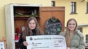 Lotta und Anni vor dem &bdquo;Weihnachtsschrank&ldquo;