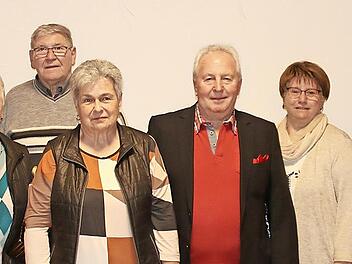 Diözesansekretär Peter Hartlaub (links) und Pfarrer Gerd Greier (rechts) ehrten (weiter von links): Erika Wahler, Ernst Ziegler, Eveline Greubel, Armin Greubel und Anita Sixt.
