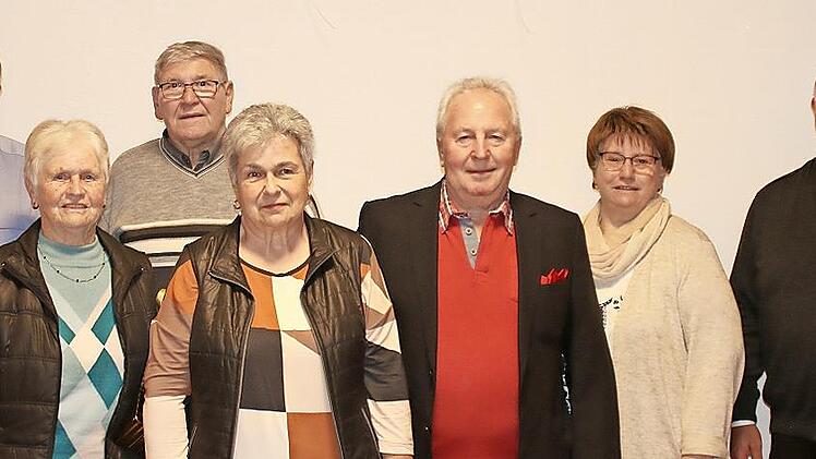 Diözesansekretär Peter Hartlaub (links) und Pfarrer Gerd Greier (rechts) ehrten (weiter von links): Erika Wahler, Ernst Ziegler, Eveline Greubel, Armin Greubel und Anita Sixt.