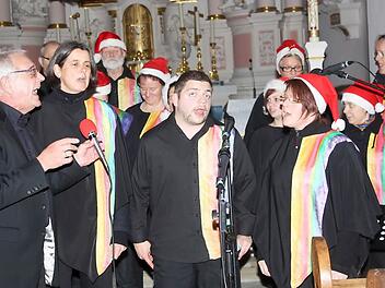 Der Gospelchor "Light in the Dark" während seines Auftrittes in der Kirche in Althausen Foto: Arnold Nöth