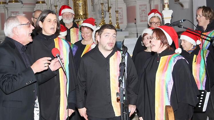 Der Gospelchor "Light in the Dark" während seines Auftrittes in der Kirche in Althausen Foto: Arnold Nöth