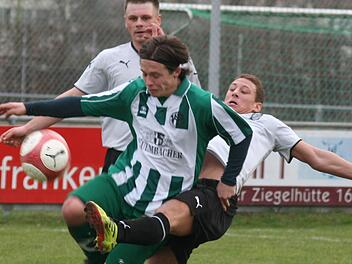 Bein von hinten: Christopher Lenhart von Bayern Kitzingen (rechts) stoppt den Neudrossenfelder Philipp Lämmert; dahinter Martin Schwab. Ab der neuen Saison streift Philipp Lämmert (hier im Jahr 2011) wieder das Neudrossenfelder Trikot über. Foto: Hartmut Heß