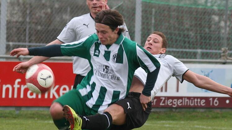 Bein von hinten: Christopher Lenhart von Bayern Kitzingen (rechts) stoppt den Neudrossenfelder Philipp Lämmert; dahinter Martin Schwab. Ab der neuen Saison streift Philipp Lämmert (hier im Jahr 2011) wieder das Neudrossenfelder Trikot über. Foto: Hartmut Heß