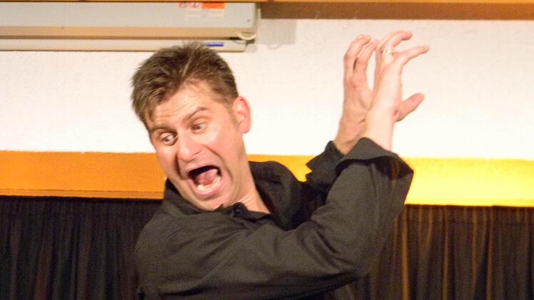Gestenreich, mit Humor und Tiefgang: Michael Altinger bei seinem Auftritt in Gasseldorf. Foto: Lengenfelder