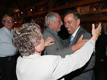 In der Scheune des Acantus Hotels in Oberlindach ließ Alexander Tritthart sich feiern. Auch seine Eltern (Bild) begrüßten ihn stolz.  Foto: Matthias Hoch