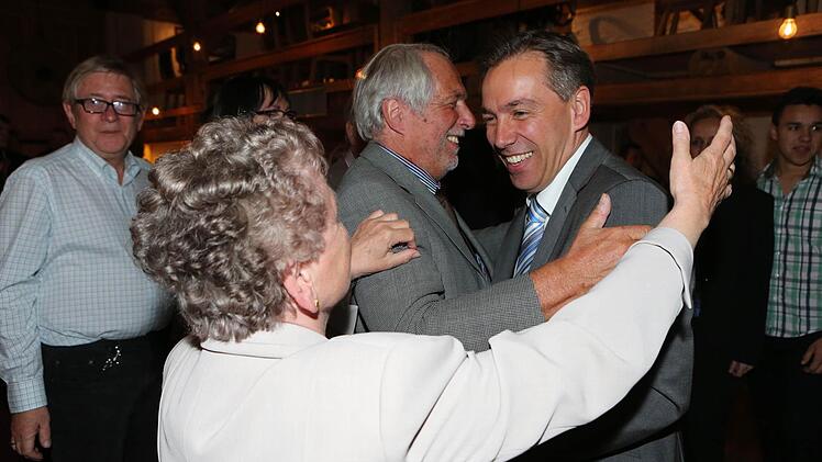 In der Scheune des Acantus Hotels in Oberlindach ließ Alexander Tritthart sich feiern. Auch seine Eltern (Bild) begrüßten ihn stolz.  Foto: Matthias Hoch