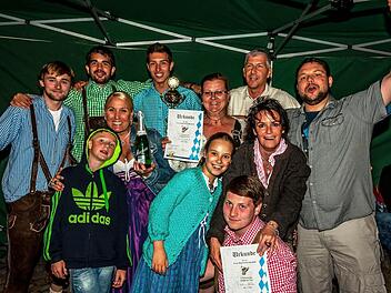 So sehen Sieger aus: Die Gewinner der bayerischer Olympiade freuen sich über Pokale, Prämien und Urkunden. Foto: Alex Preyer